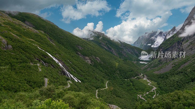 非常陡峭的山谷Øksendalsøra附近，More og Romsdal县，挪威